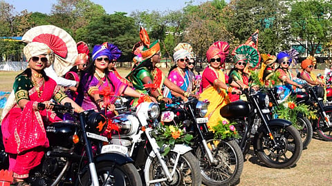 महिला दिवस पर नागपुर में 'बुलेट क्वींस' का रोमांच।