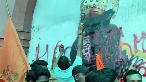 हर जगह औरंगजेब नजर आता है! हिंदूवादी संगठन ने स्वतंत्रता सेनानी की पेंटिंग पर पोती कालिख, होगा एक्शन