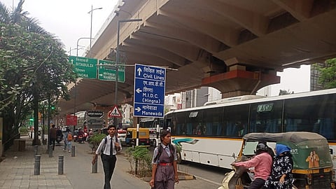 छत्रपति चौक पर बसों का जमावड़ा।