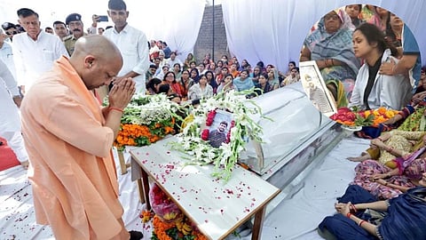 'योगी जी हमें बदला चाहिए', रोते हुए सीएम से बोलीं पहलगाम हमले में मृत शुभम की पत्नी; अंतिम यात्रा में उमड़ी भीड़
