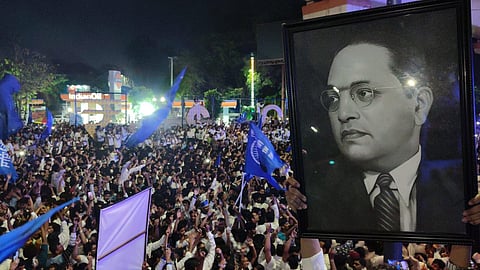 नीले रंग से जगमगा उठा संविधान चौक