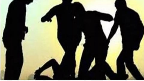 बाइक सवार को हॉकी स्टिक और रॉड से बेरहमी से पीटा