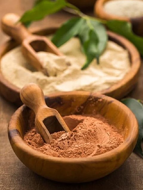 चंदन को फेस पर लगाने से मिलते हैं ये फायदे
