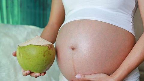 प्रेग्नेंसी में नारियल खाने से क्या सचमुच बच्चा गोरा पैदा होगा, जानिए इस बात से जुड़ी सच्चाई