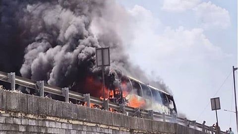 पुणे के बाहरी इलाके में मुंबई-बेंगलुरु राजमार्ग पर बृहस्पतिवार को एक निजी बस में संभवतः शॉर्ट सर्किट के कारण आग लग गई।