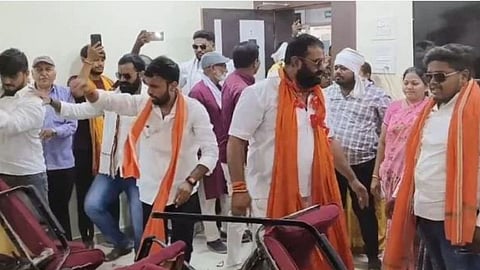 शिवसेना उबाठा ने पानी समस्या हल करने को लेकर मनपा कार्यालय में जमकर आंदोलन किया। धीरे धीरे शहर में भी पानी समस्या गंभीर रूप धारण कर रही है।
