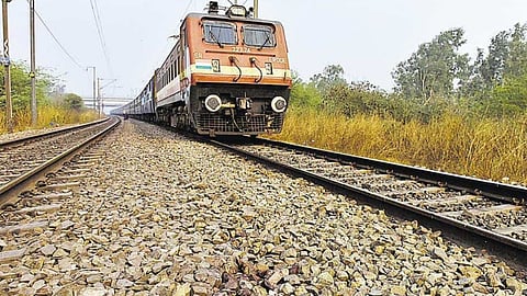 गोरखपुर में 122 ट्रेनें 22 दिनों तक रहेगी प्रभावित