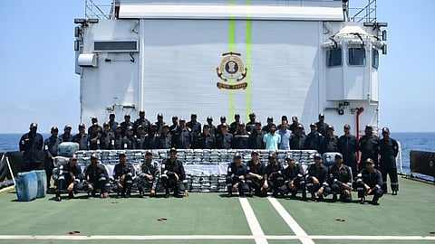 Gujarat: ICG और ATS को देखते ही तस्कर 300 किलो ड्रग्स समुद्र में फेंककर भाग गए, कीमत 1800 करोड़ रुपये आंकी गई