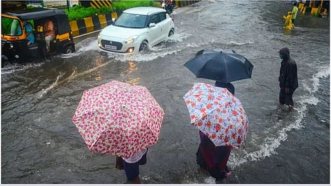 अकोला में तेज हवाओं के साथ जोरदार बारिश