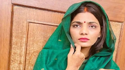 अबकी बार बड़े विवाद में फंसी नेहा सिंह राठौर! 'लंका' में दर्ज हुआ मुकदमा, जानिए क्या है पूरा मामला