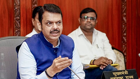 सरकारी कर्मचारियों पर लगाम लगाने अब महायुति सरकार ने बड़ा फैसला ले लिया है। इस फैसले के तहत अगर कोई सरकारी कर्मचारी सरकार की नीतियों या किसी वरिष्ठ की आलोचना करते पाया गया तो उस पर एक्शन लिया जाएगा।