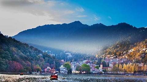 अगर आप अपने व्यस्त जीवन से समय निकालकर अपने परिवार के साथ सुकून के पल बिताना चाहते हैं, तो आप इन जगहों पर घूमने का प्लान बना सकते हैं। ये ऐसी डेस्टिनेशन्स है, जहां आप कम खर्च में ज्यादा आनंद ले सकते हैं।