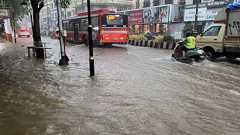 Mumbai News: मुंबई में बारिश ने रोकी लोकल की रफ्तार, पूरा शहर हुआ पानी-पानी