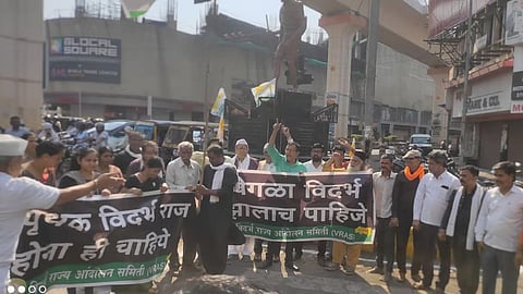 काले कपड़े पहनकर विदर्भ कार्यकर्ताओं का विरोध प्रदर्शन