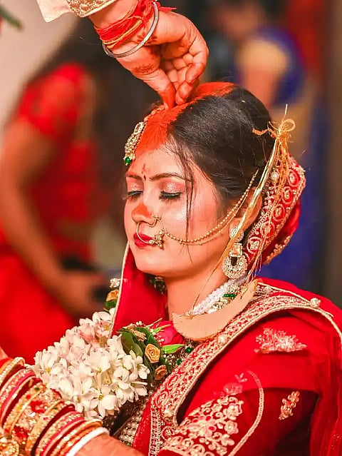 हिंदू धर्म में क्या है सिंदूर का महत्व, किस देवी से है नाता