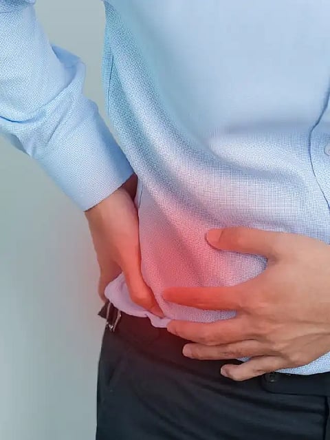 ये सामान्य लक्षण किडनी स्टोर की तरफ करते हैं इशारा