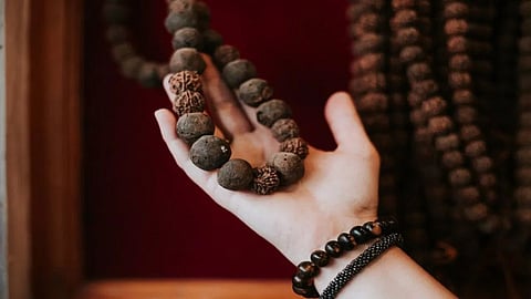रुद्राक्ष का पानी 'अमृत' से कम नहीं, जानिए हेल्थ को क्या होते हैं फ़ायदे