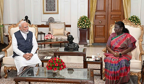 एयर स्ट्राइक के बाद राष्ट्रपति मुर्मू से मिले PM मोदी, 'Operation Sindoor’ पर दी जानकारी