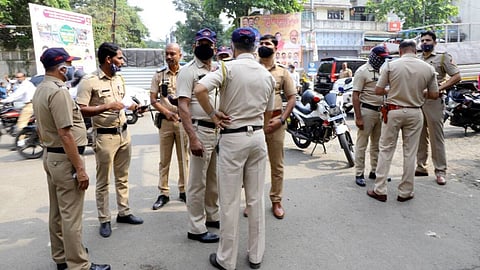 महाराष्ट्र के पुणे में दो समुदायों में एक विवादित प्रस्ताव को लेकर तनाव बढ़ गया। पुणे के पौड गांव में स्थानीय ग्राम पंचायत ने नमाज को लेकर विवादित प्रस्ताव जारी किया, जिससे तनाव बढ़ गया।