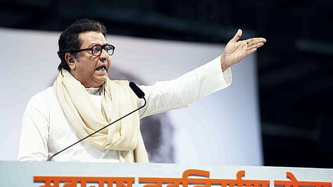देश में पक्ष हो या विपक्ष भारतीय सेना द्वारा पाकिस्तान के खिलाफ किए गए ऑपरेशन सिंदूर की प्रशंसा की जा रही है। हालांकि, राज ठाकरे इस एयर स्ट्राइक से खुश नजर नहीं आ रहे है।