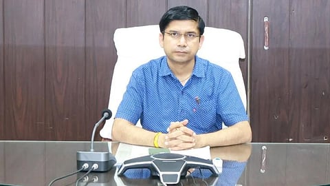 पहली बार किसी डीएम ने दिखाया दम, शिक्षा माफियाओं पर चलाया चाबुक! 33 प्राइवेट स्कूलों पर ठोंक दिया एक-एक लाख का जुर्माना
