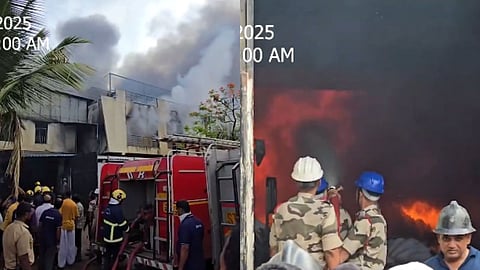 सोलापुर के एमआईडीसी इलाके में देर रात एक इमारत में आग लग गई। आग इतनी भीषण थी कि इसे अभी तक बुझाया नहीं जा सका है। घटनास्थल पर बचाव कार्य में दमकल विभाग तैनात है।