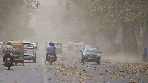 दिल्ली में तेज हवाओं और बारिश ने मचाई तबाही