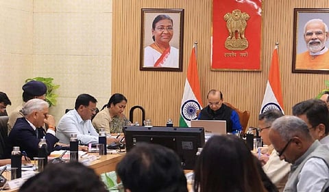 दिल्ली में कोरोना अलर्ट, LG ने बुलाई आपात बैठक, CM रेखा गुप्ता भी हुईं शामिल