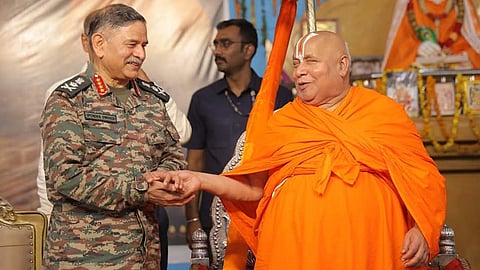 'मुझे दक्षिणा में PoK चाहिए,' जगद्गुरू रामभद्राचार्य ने आर्मी चीफ से मांगी अनोखी गुरुदक्षिणा
