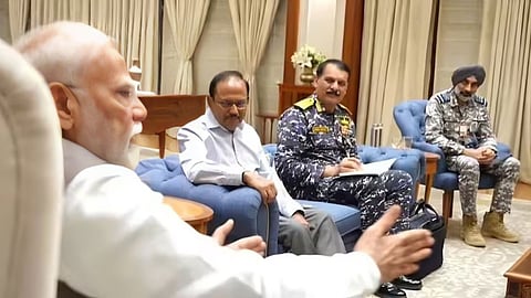 PM मोदी-अजित डोभाल की सुरक्षा बैठक खत्म, ढाई घंटे चली हाईलेवल मीटिंग में जयशंकर-मिसरी भी शामिल, PM आवास से सभी वरिष्ठ अधिकारी निकले।