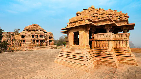 भारत की इस जगह पर है अनोखा सास बहू मंदिर, जाने इसके पीछे की रोचक कहानी