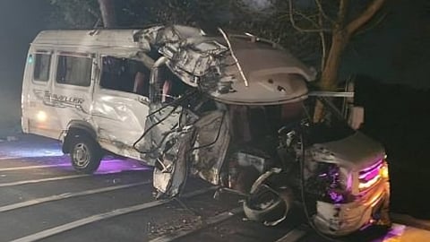 उज्जैन दर्शन के लिए निकले श्रद्धालुओं की बस को ट्रक ने मारी टक्कर
