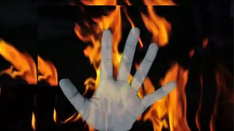 महिला को दो बच्चो संग जलाया