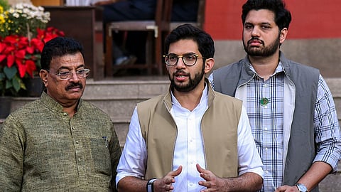 महाराष्ट्र में सरकार ने तीन भाषा सूत्र को लागू करने का फैसला रद्द कर दिया है। सरकार के फैसले के बाद आदित्य ठाकरे ने कहा कि यह विपक्ष और मराठी जनता की ताकत है, जिसके कारण ये फैसला वापस लिया गया।
