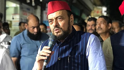इस विवाद को महाराष्ट्र नवनिर्माण सेना ने अपना मुद्दा बना लिया है। इस विवाद पर समाजवादी पार्टी नेता अबू आजमी ने अपनी प्रतिक्रिया दी और भाषा का महत्व समझाया।
