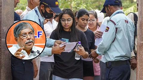 शिक्षा मंत्री चंद्रकांत पाटिल ने शुक्रवार को कहा कि अगले शैक्षणिक वर्ष से महाराष्ट्र में व्यावसायिक पाठ्यक्रमों के लिए सामान्य प्रवेश परीक्षा (सीईटी) केवल राज्य के परीक्षा केंद्रों पर ही आयोजित की जाएगी ताकि धांधलियों को रोका जा सके।
