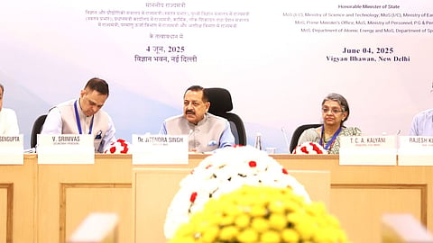 3वीं अखिल भारतीय पेंशन अदालत में पेंशन मामलों के राज्यमंत्री जितेंद्र सिंह ने पेंशनर्स को दिलासा दिया है। उन्होंने कहा है कि पेंशन से जुड़ी शिकायतों का जल्द से जल्द निपटारा किया जाएगा।