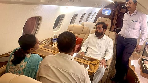 महाराष्ट्र के उपमुख्यमंत्री के देरी होने पर पायलट ने उड़ान भरने से इंकार कर दिया। पायलट के मना करने की वजह जानकर आप भी चौंक जाएंगे। हालांकि, उनके विमान में देरी होने के कारण एक जिंदगी भी बचाई जा सकीं।
