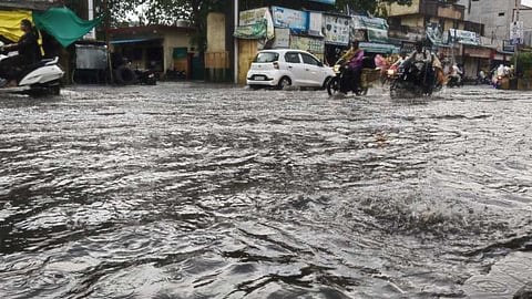 मुंबई में मूसलाधार, कई जिलों में चेतावनी