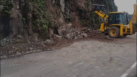 घटना के बाद वाहनों की लंबी कतारें, यात्रियों को भारी परेशानी