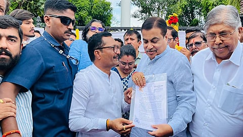 नितिन गडकरी को पुलिस ने रोका, पुणे में सुरंग की समीक्षा करने जा रहे थे मंत्री