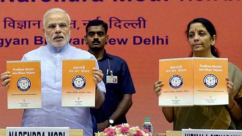 केंद्र सरकार ने साल 2014 में गरीब और निम्न तबके के लोगों को फायदा पहुंचाने के लिए प्रधानमंत्री जन धन योजना की शुरुआत की थी। इस स्कीम के अंतर्गत लाभार्थी को 2 लाख का इंश्योरेंस कवर मिलता है।