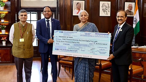 देश के सबसे बड़े सरकारी बैंक एसबीआई ने हाल ही में वित्त मंत्री को डिविडेंड का चेक दिया है। जिसका सीधा असर एसबीआई के शेयरों पर होता हुआ देखा जा सकता है। आज एसबीआई के शेयरों में शानदार तेजी आयी हैं।
