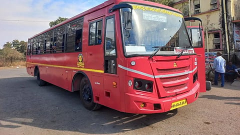 पुणे में अब जल्द ही सड़कों पर आधुनिक बसें दौड़ेगी। मंत्री प्रताप सरनाईक ने घोषणा की है कि एसटी महामंडल हर साल 5 हजार बसें खरीदेगी। उन्होंने बताया कि इनमें से हजार बसें एआई से लैस होगी।