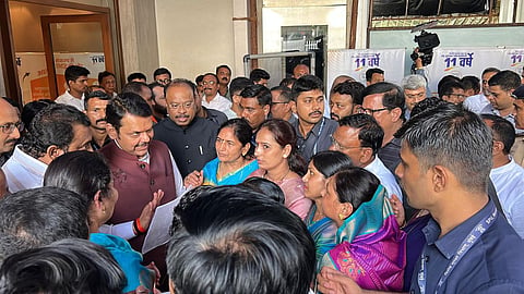 शिवसेना यूबीटी से निकाले गए सुधाकर बडगुजर के अब भाजपा में शामिल होने की अटकलें तेज हो गई है। इन अटकलों के खिलाफ नासिक में स्थानीय पदाधिकारियों ने बडगुजर के खिलाफ मोर्चा खोल दिया है।