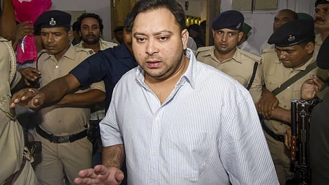 बाल-बाल बचे तेजस्वी यादव, बापू सभागार का गेट टूटा, मचा अफरा-तफरी