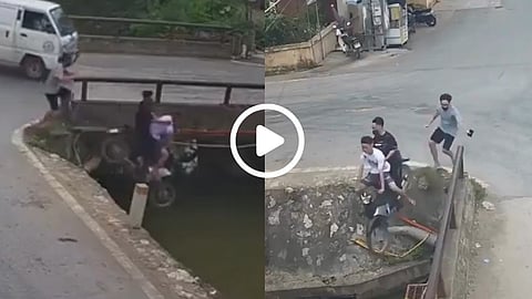 नाले में गिर रही थी बाइक तभी...देसी स्पाइडर मैन’ ने मचाया इंटरनेट पर तूफान! देखें VIDEO