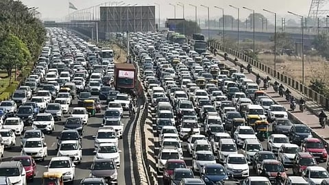 अहमदाबाद-मुंबई हाईवे पर लंबा ट्रैफिक जाम