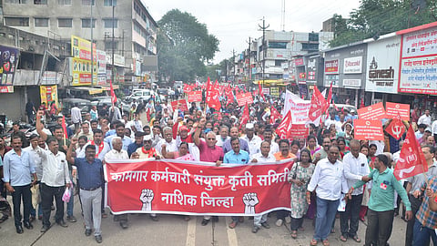 नासिक में मजदूरों और कर्मचारियों का विरोध प्रदर्शन