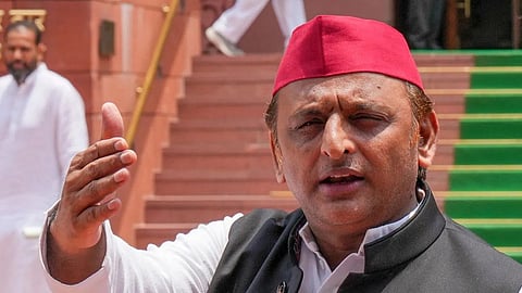 भाजपा को हराने के लिए सपा ने चिन्हित किया बूथ, JPNIC को बंद करने पर बिफरे अखिलेश